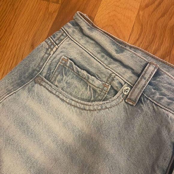 American Eagle Relaxed Mom Jeans - Light Wash - Distressed - 6/28W - Picture 5 of 7